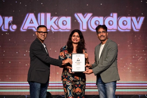 Dr. Alka Yadav receiving the Gold Invisalign Go Provider 2025 award at the Align Elevate Forum